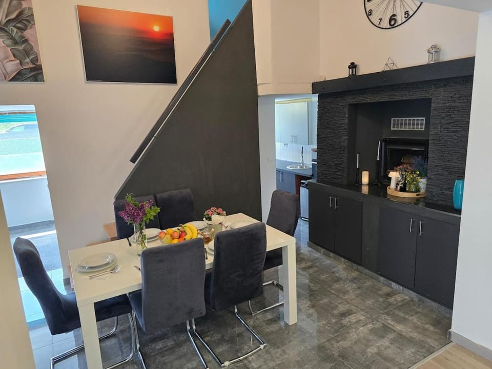 Dining area, Food, oven