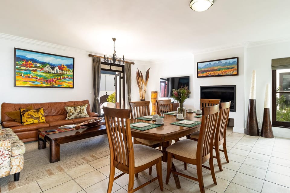 TV and multimedia, Living room, Seating area, Dining area