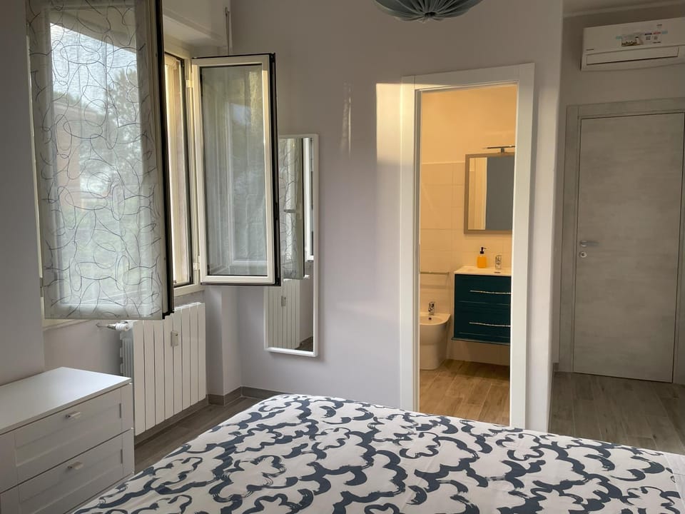 Bed, Bathroom, Photo of the whole room, Bedroom
