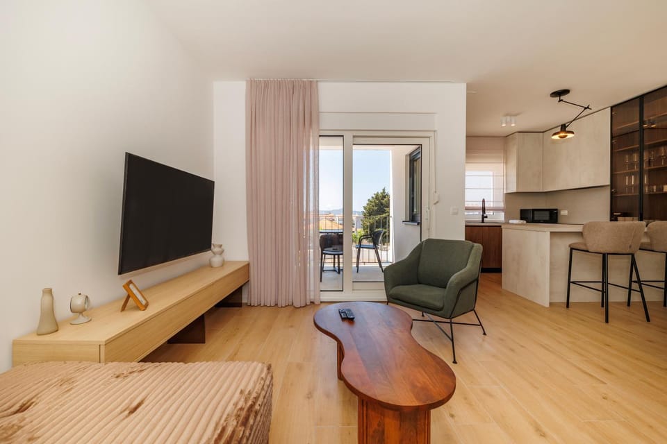 TV and multimedia, Kitchen or kitchenette, Living room, Evening entertainment