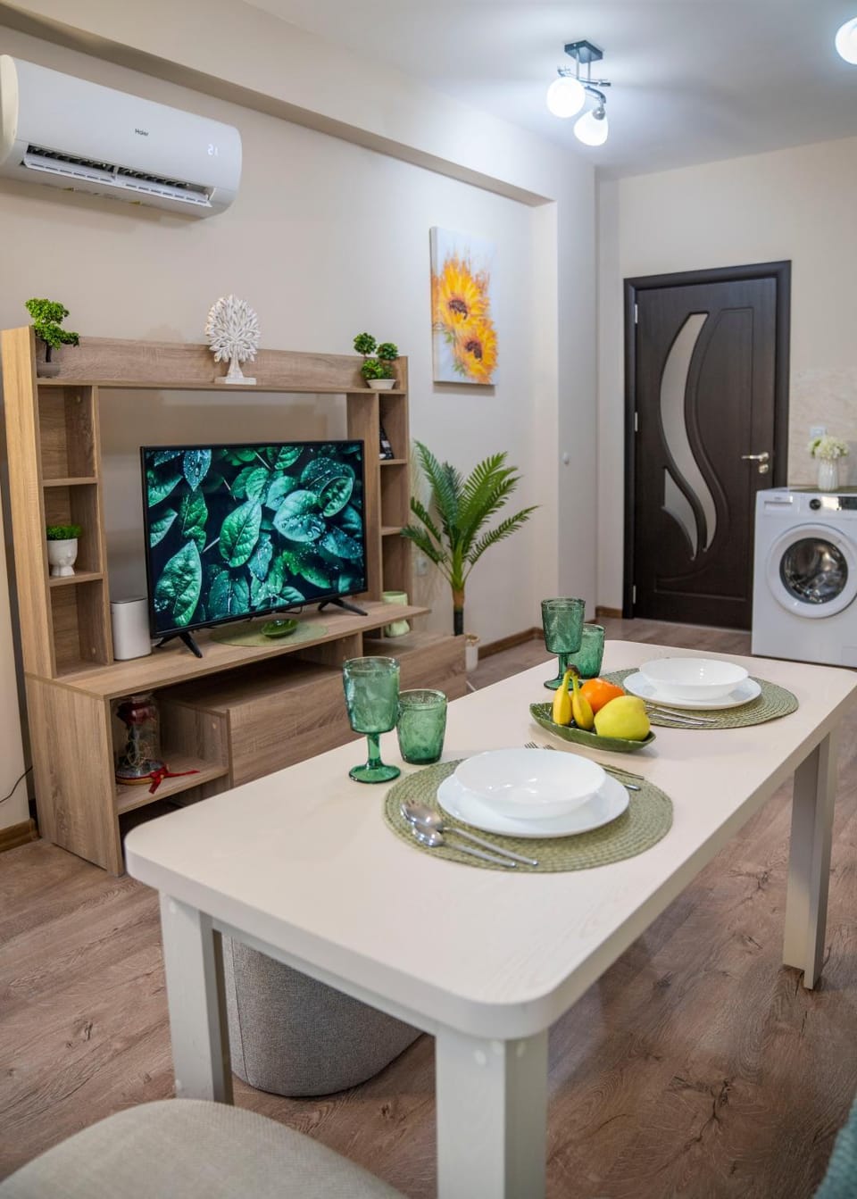 TV and multimedia, Kitchen or kitchenette, Living room, Seating area, Dining area, air conditioner