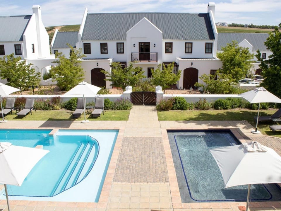 Swimming pool, sunbed