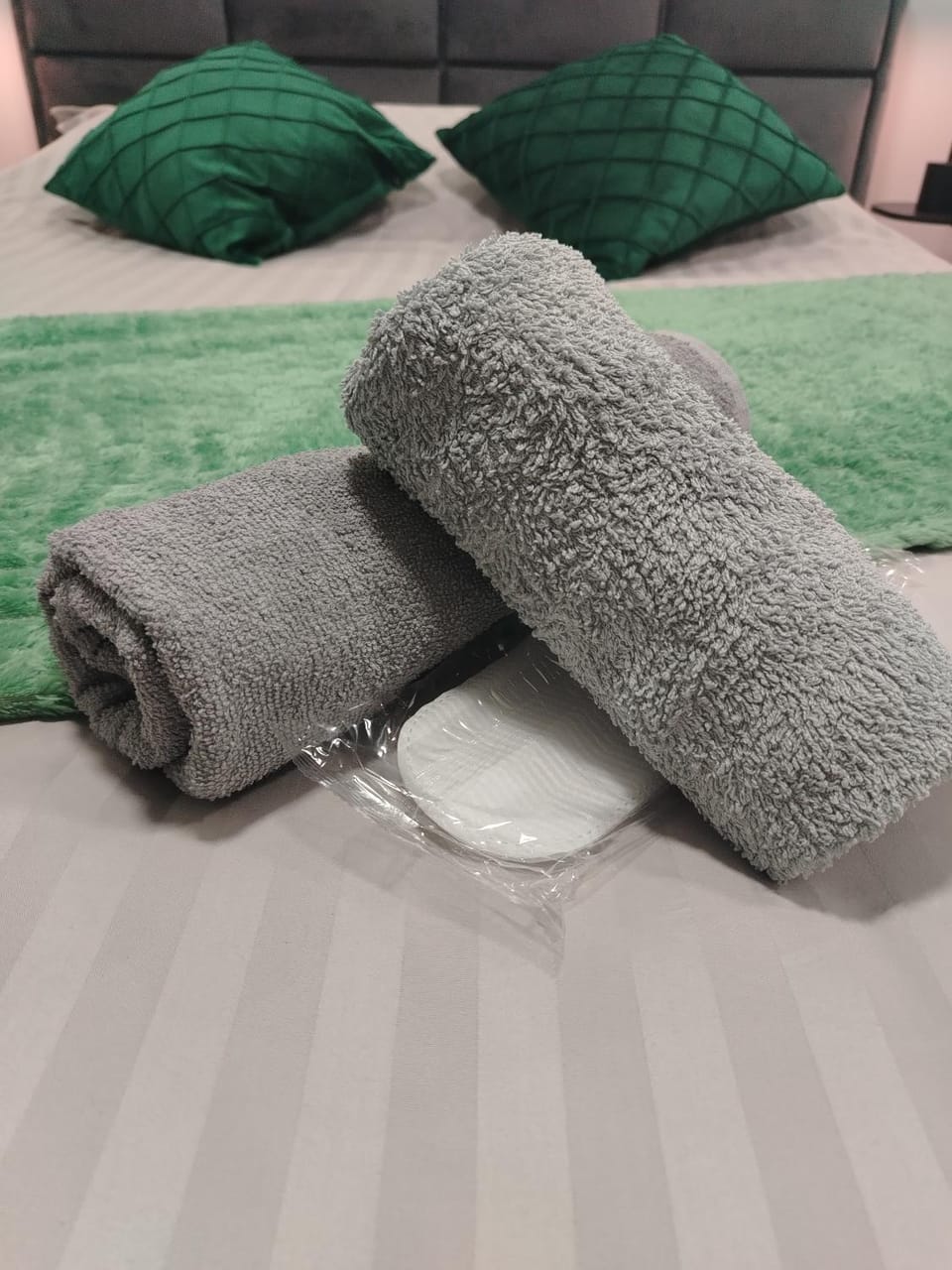 Bed, towels