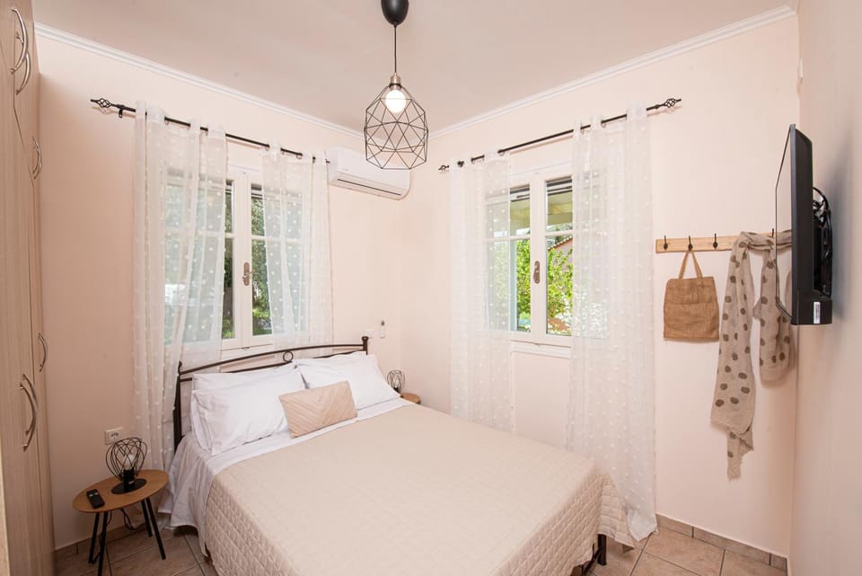 Bed, TV and multimedia, Bedroom, wardrobe