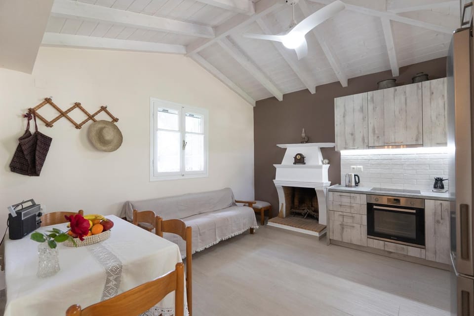 Dining area, kitchen
