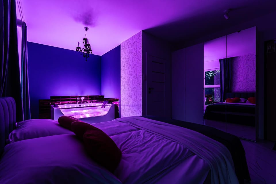 Bed, Hot Tub, wardrobe