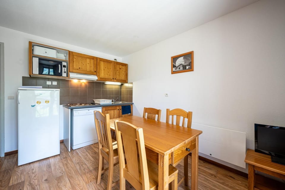 Property building, Kitchen or kitchenette, Living room