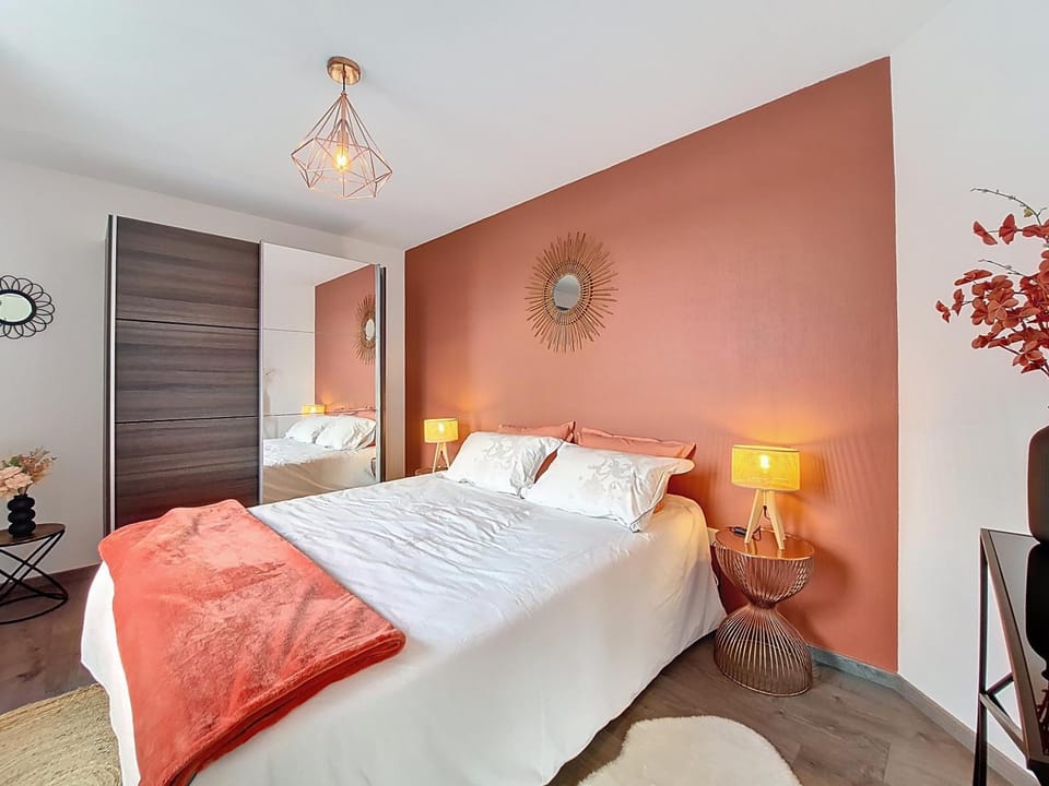 Bed, TV and multimedia, Photo of the whole room, Bedroom