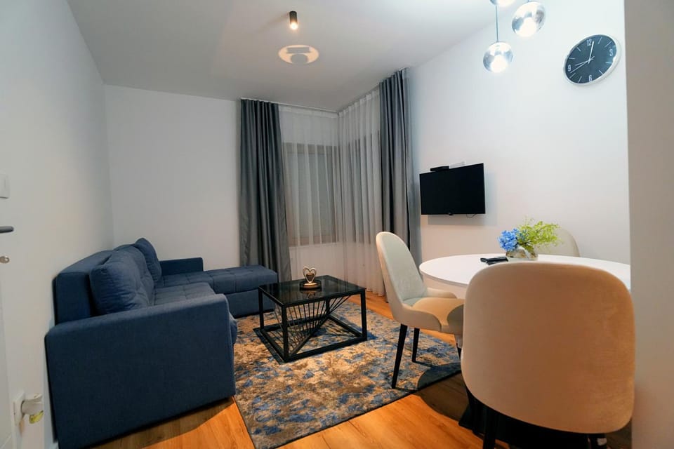 Communal lounge/ TV room, TV and multimedia, Living room, Seating area, Evening entertainment