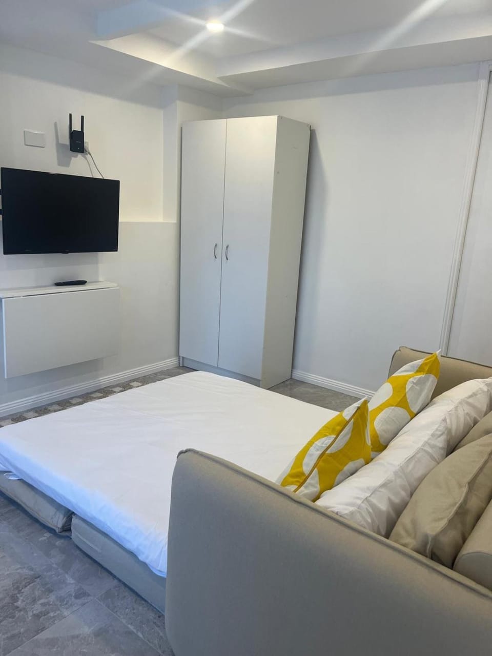 Bed, TV and multimedia, Bedroom