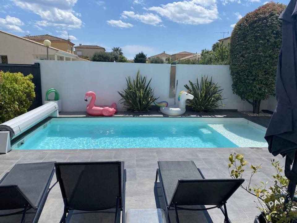 Swimming pool, sunbed