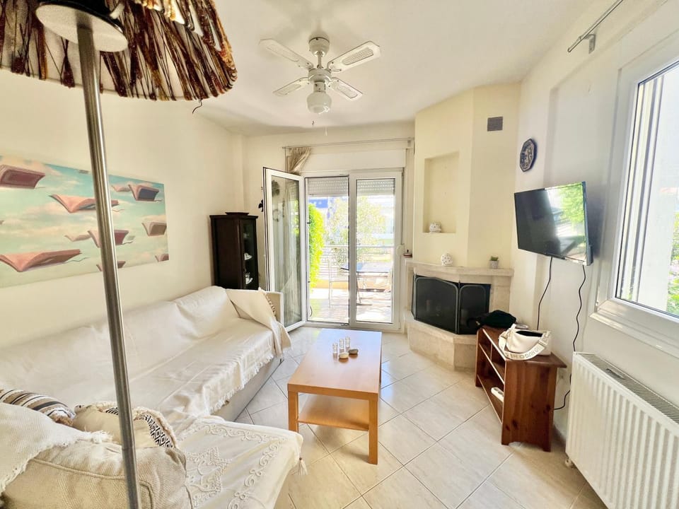 TV and multimedia, Living room, Photo of the whole room, Seating area, Evening entertainment, fireplace