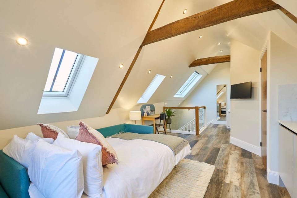 Bed, TV and multimedia, Living room, Seating area, Bedroom