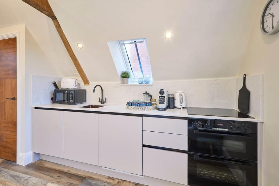 Coffee/tea facilities, Kitchen or kitchenette, stove, toaster