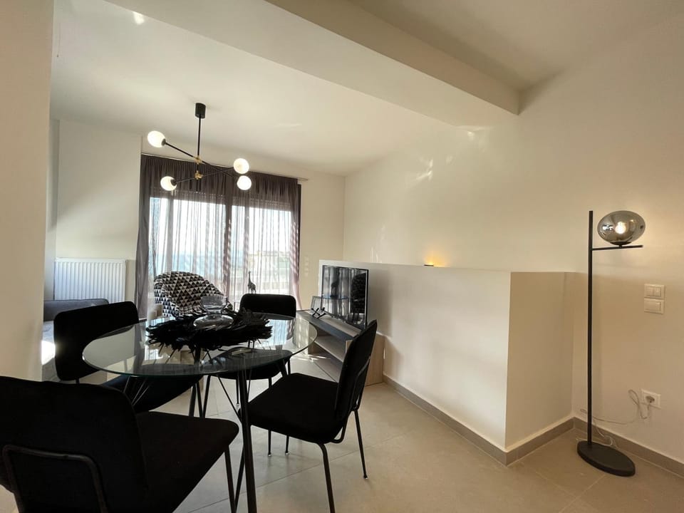 TV and multimedia, Living room, Seating area, Dining area