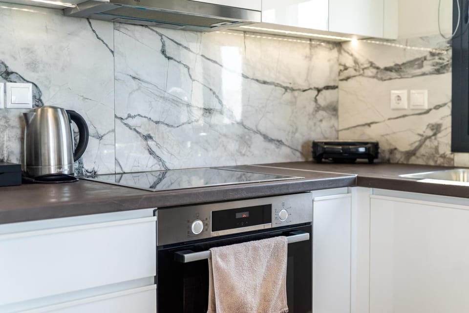 Coffee/tea facilities, Kitchen or kitchenette, stove, toaster