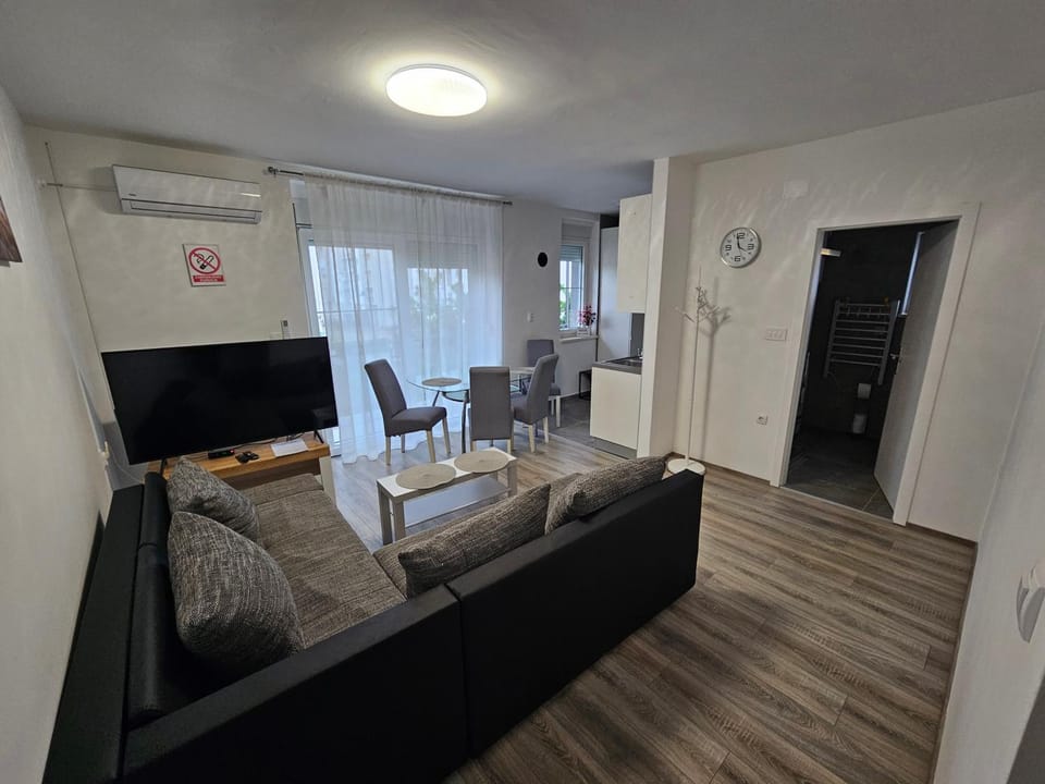 TV and multimedia, Living room, Seating area, Dining area, air conditioner