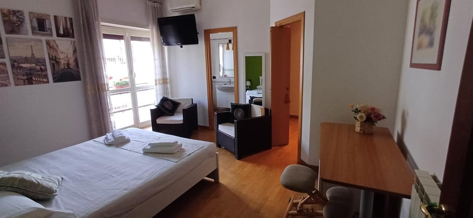 Bed, TV and multimedia, Photo of the whole room, Bedroom, towels