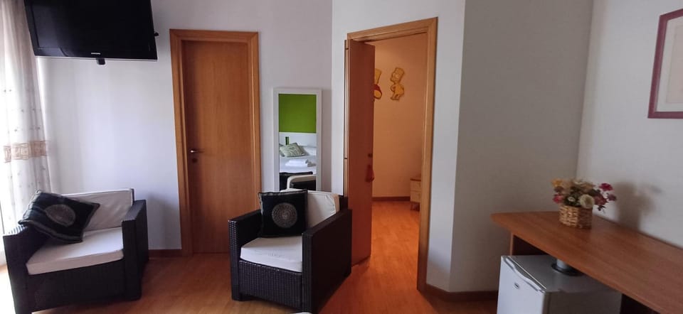 TV and multimedia, Photo of the whole room, Bedroom