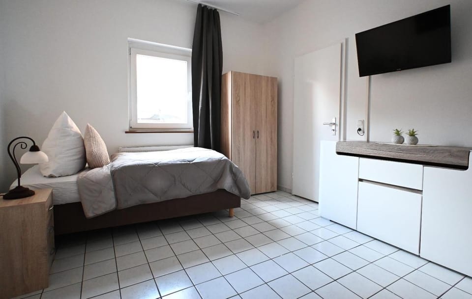 Bed, TV and multimedia, Bedroom