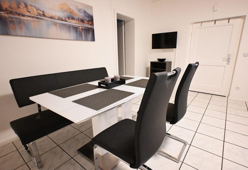 Communal lounge/ TV room, TV and multimedia, Living room, Seating area, Dining area