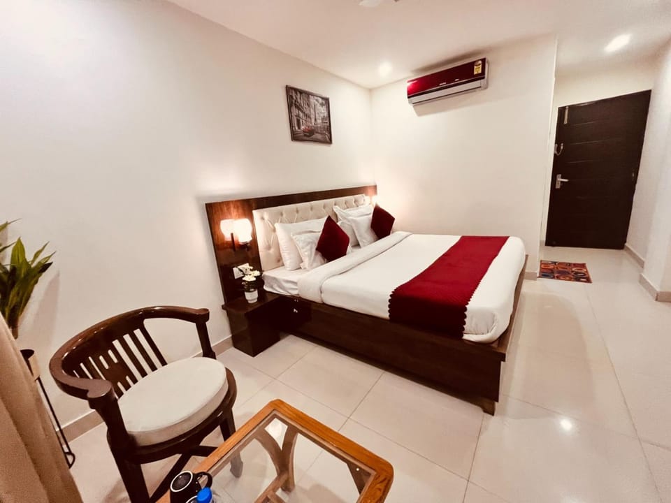 Bed, TV and multimedia, air conditioner