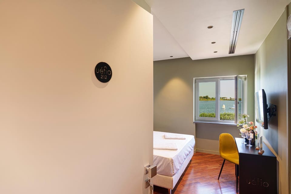 Bed, TV and multimedia, Photo of the whole room, Bedroom, Lake view