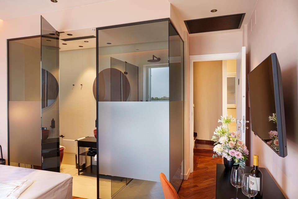 Bathroom, TV and multimedia, Photo of the whole room