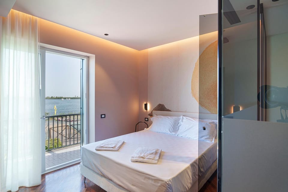 Bed, View (from property/room), Balcony/Terrace, Photo of the whole room, Bedroom, Lake view