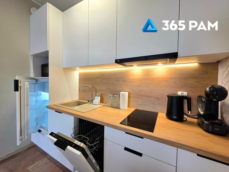 Coffee/tea facilities, Kitchen or kitchenette, stove