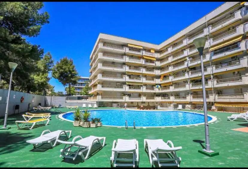 Property building, Patio, Day, Balcony/Terrace, Swimming pool, sunbed