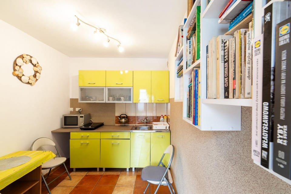 Kitchen or kitchenette, Communal kitchen, microwave, stove