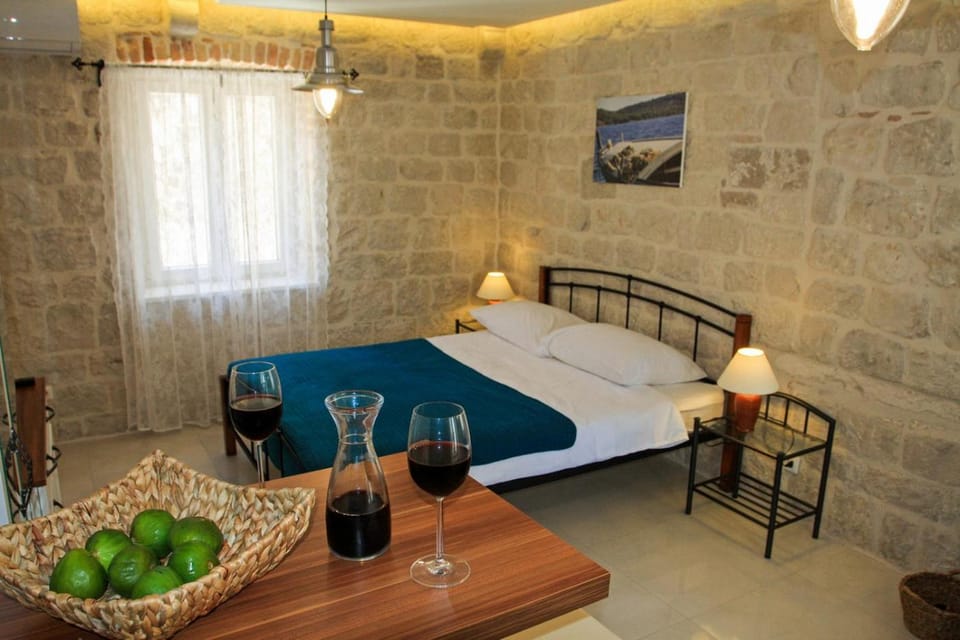 Photo of the whole room, Dining area, Bedroom