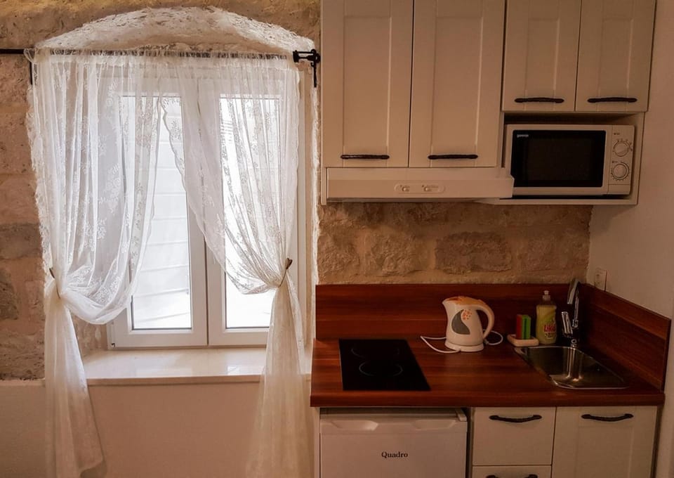 Coffee/tea facilities, microwave, stove