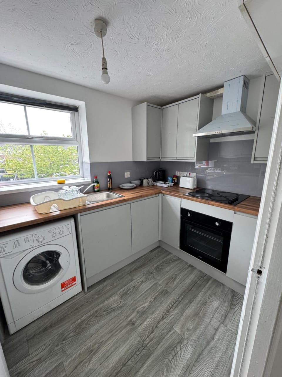 Kitchen or kitchenette, oven, toaster, washing machine
