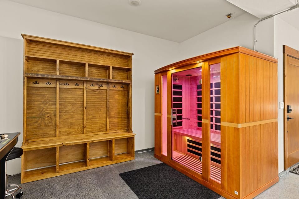 Sleeps 14 Hot Tub Sauna Fire Pit Stunning Views House in Clackamas County