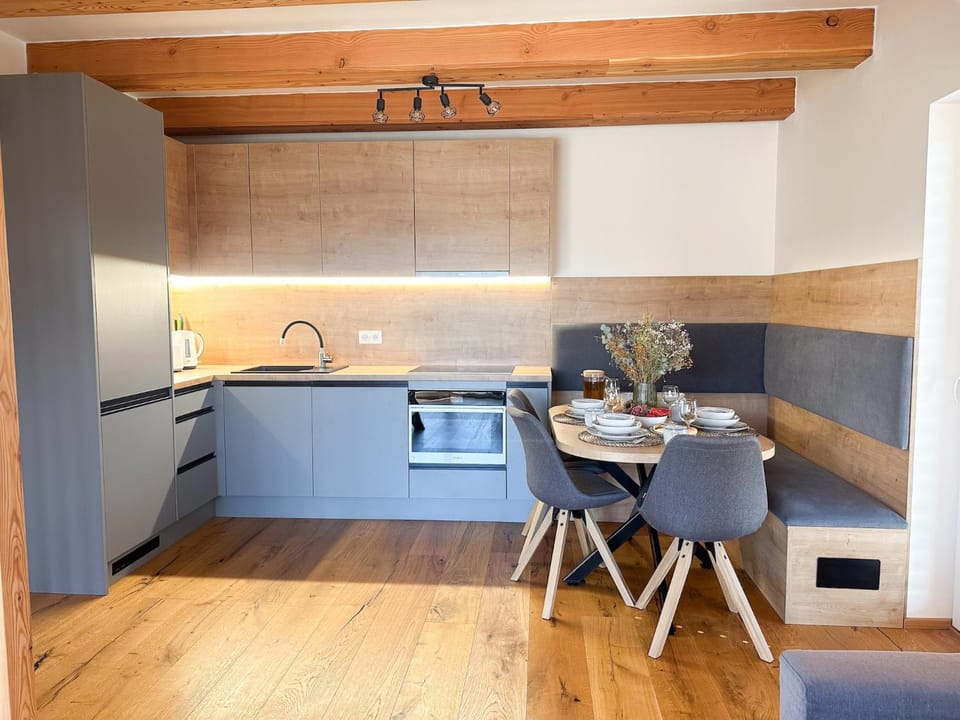 Kitchen or kitchenette, Dining area, oven