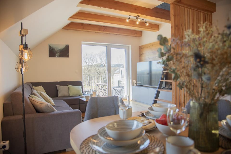 TV and multimedia, Coffee/tea facilities, Living room, Seating area, Dining area