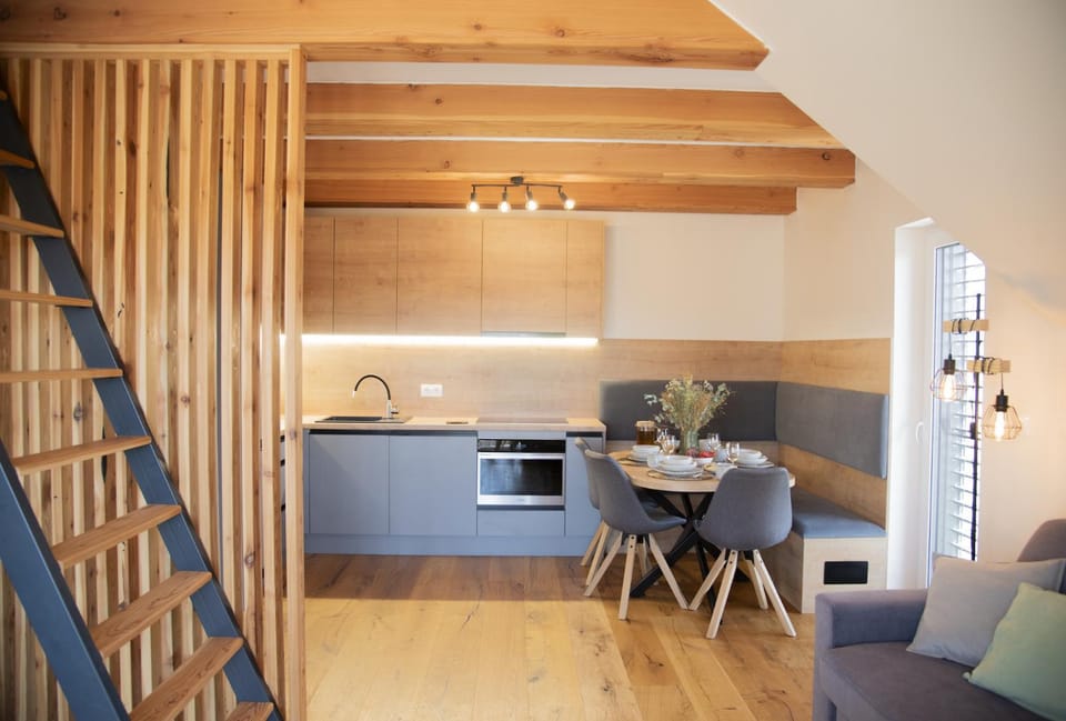Coffee/tea facilities, Kitchen or kitchenette, Seating area, Dining area, stove