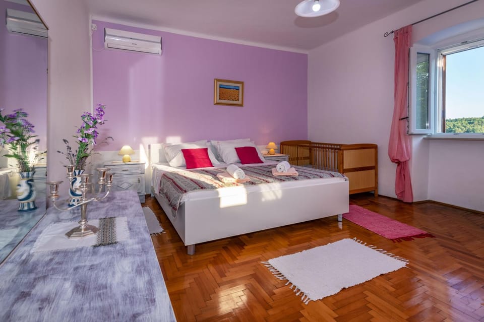 Bed, Photo of the whole room, Bedroom, towels, air conditioner