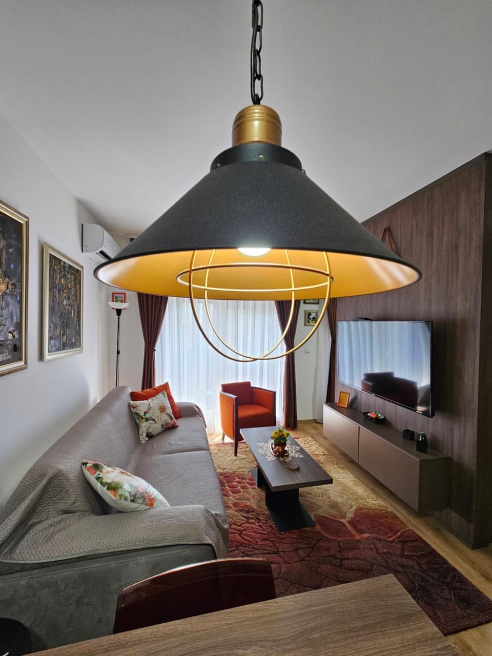 Bed, TV and multimedia, Living room, Photo of the whole room, Seating area, Bedroom