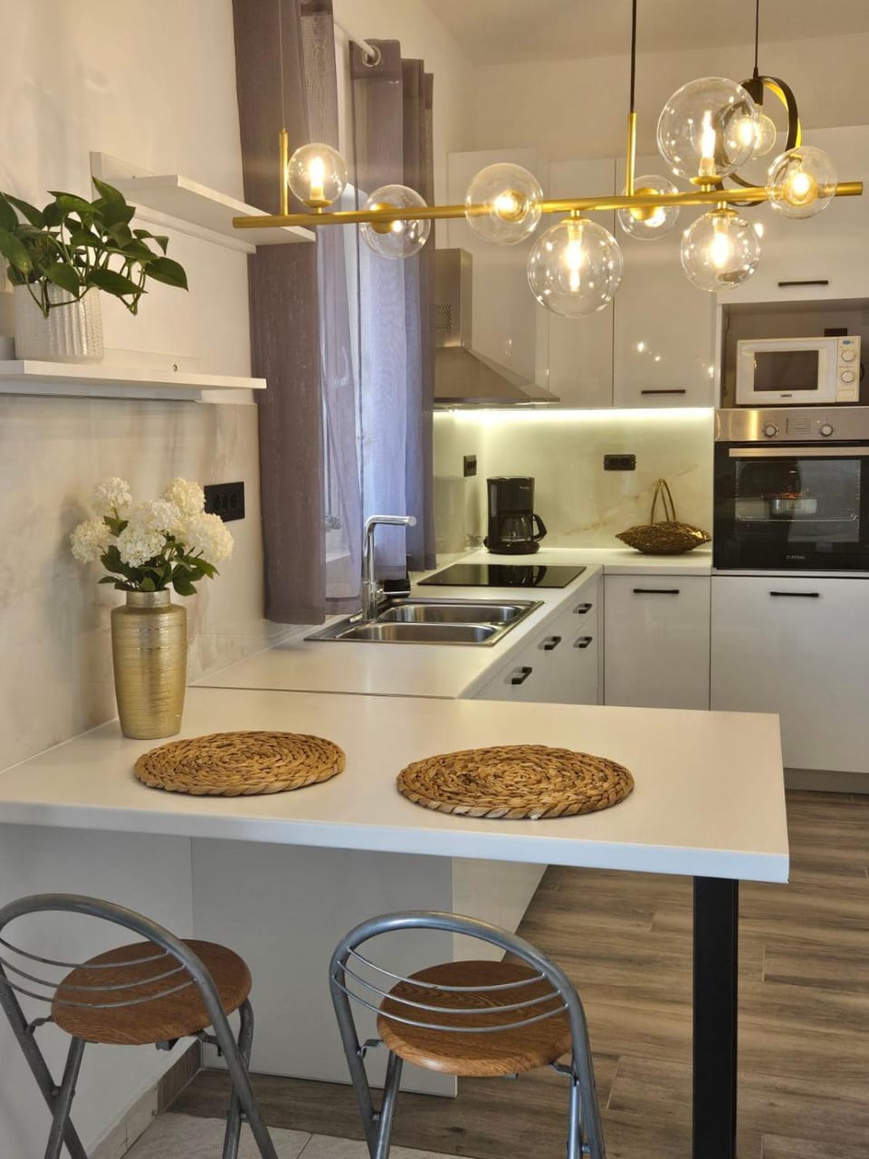 Kitchen or kitchenette, Dining area, stove