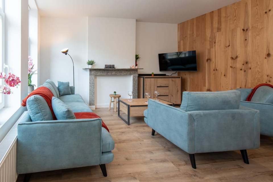 Communal lounge/ TV room, TV and multimedia, Seating area