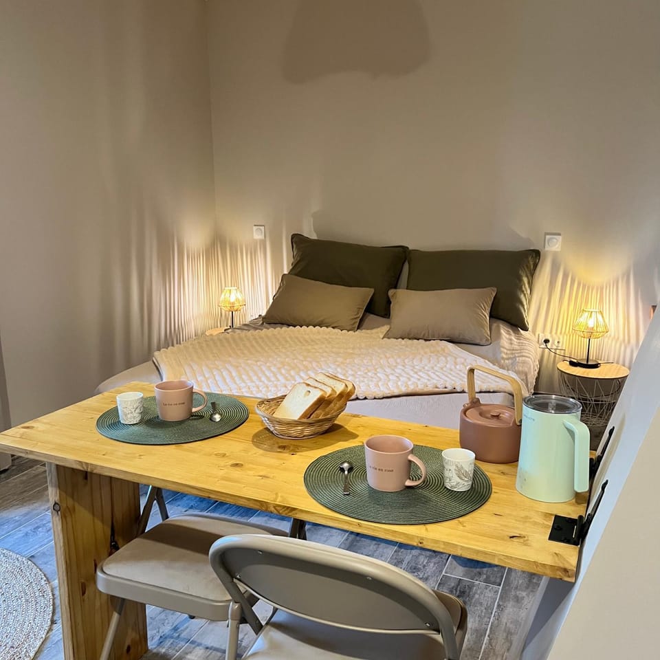 Bed, Dining area, Bedroom