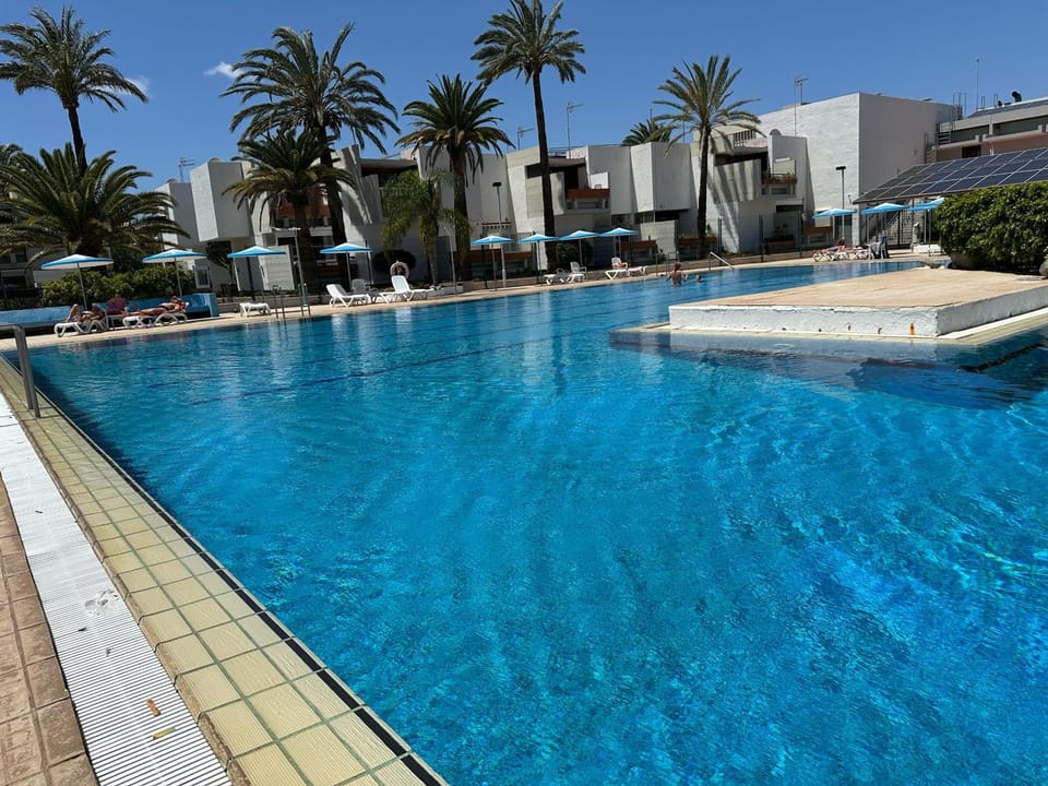 Property building, Day, Pool view, Swimming pool, Swimming pool, sunbed
