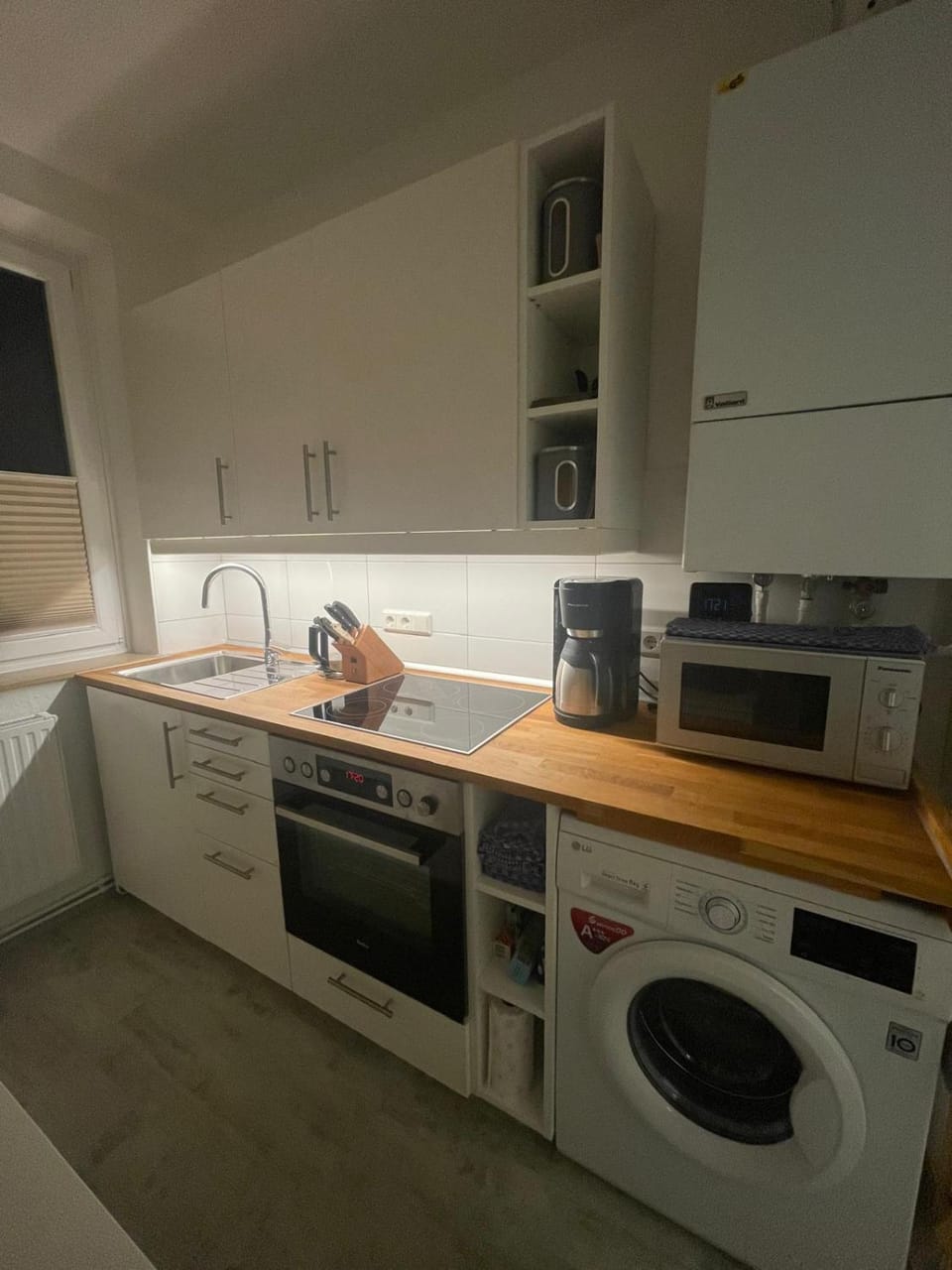 Coffee/tea facilities, Kitchen or kitchenette, dishwasher, stove, washing machine