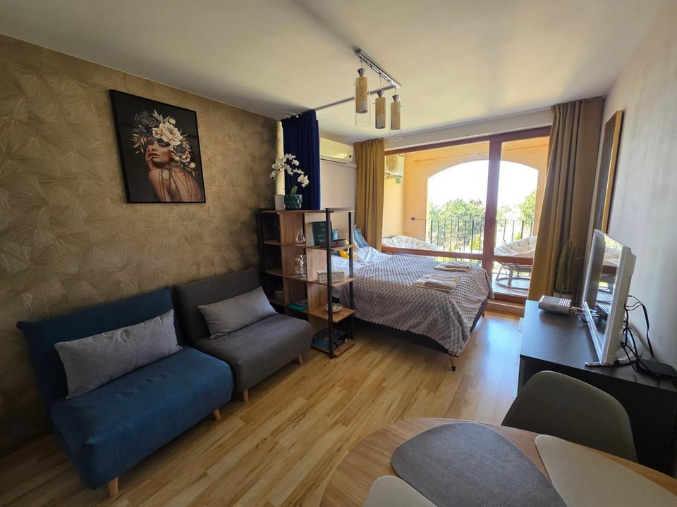 Bed, TV and multimedia, Living room, Photo of the whole room, Seating area, Bedroom