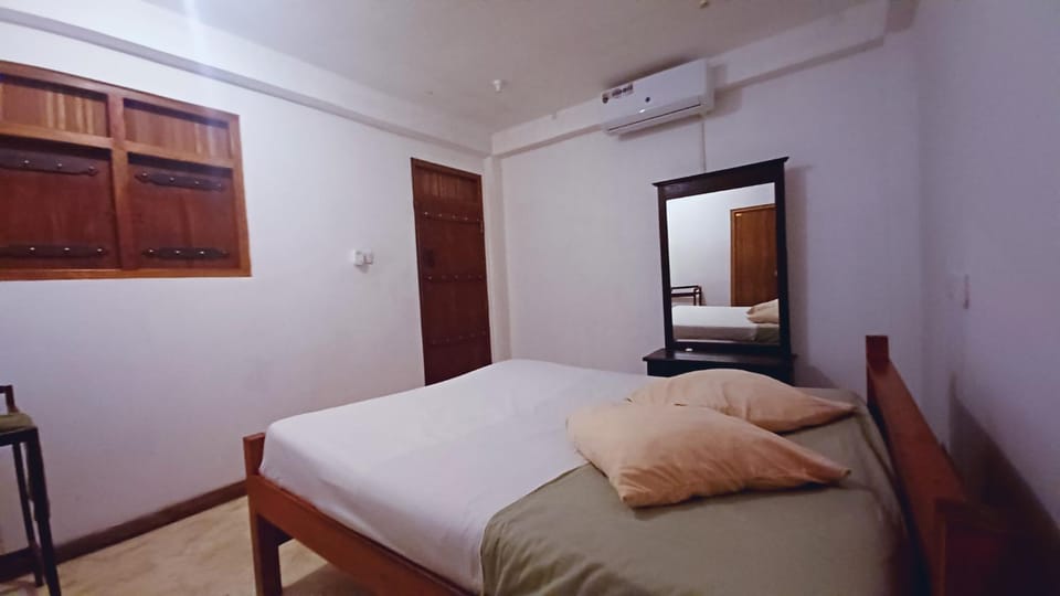 Bed, Photo of the whole room, Bedroom, air conditioner