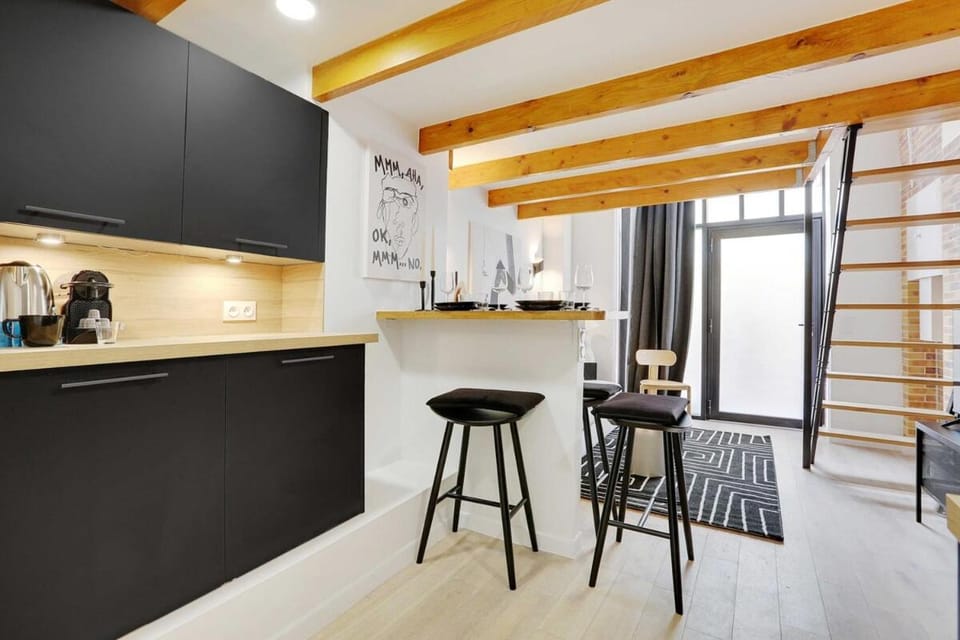 Kitchen or kitchenette, Living room, Seating area, Dining area, stove
