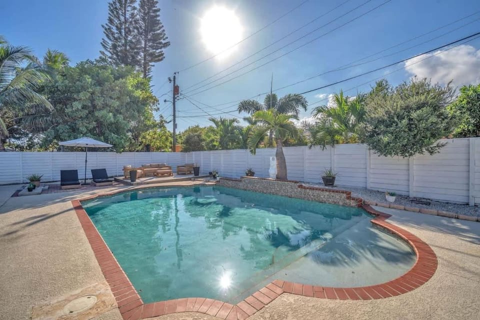 Newly Renovated - Sunny Family Haven in Pompano House in Pompano Beach